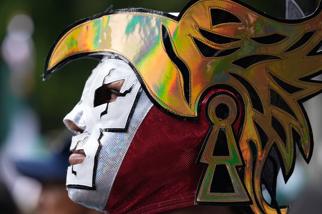 Un aficionado mexicano con máscara de lucha libre