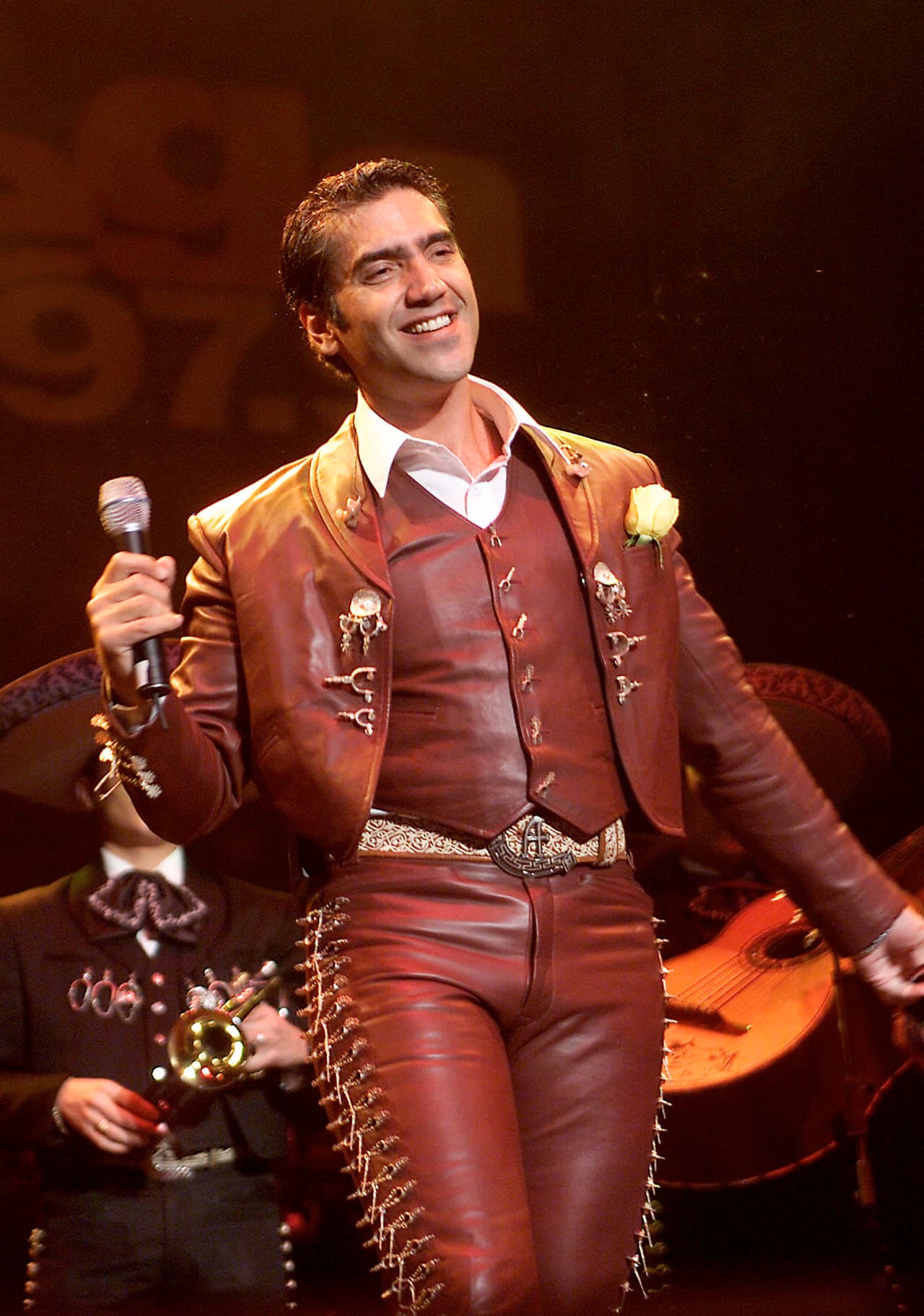 Pero sin duda, estos cantantes mexicanos han sabido lucir esta bella y emblemática vestimenta.