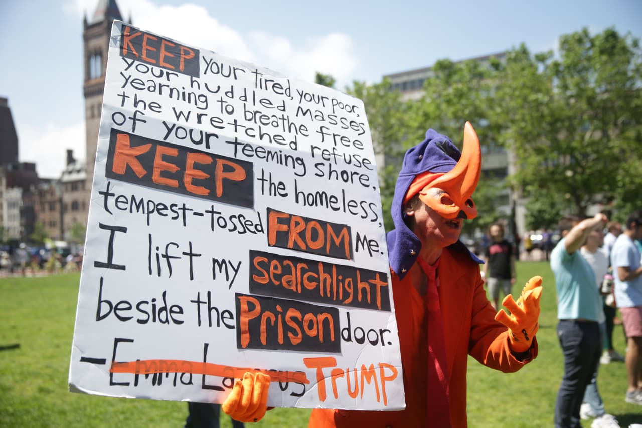 Las críticas a la política migratoria de Trump han aumentado en los últimos días por las denuncias de hacinamiento e insalubridad en los centros de detención de niños migrantes. La imagen de
<a href="https://www.univision.com/noticias/inmigracion/la-desgarradora-foto-de-un-padre-y-su-hija-ahogados-que-exhibe-con-crudeza-la-crisis-migratoria">un padre salvadoreño y su hija ahogados en el río Bravo</a>, cerca de Matamoros, Tamaulipas, también avivó la discusión sobre los obstáculos que enfrentan las personas que buscan asilo en EEUU, tras huir de la violencia en sus países.