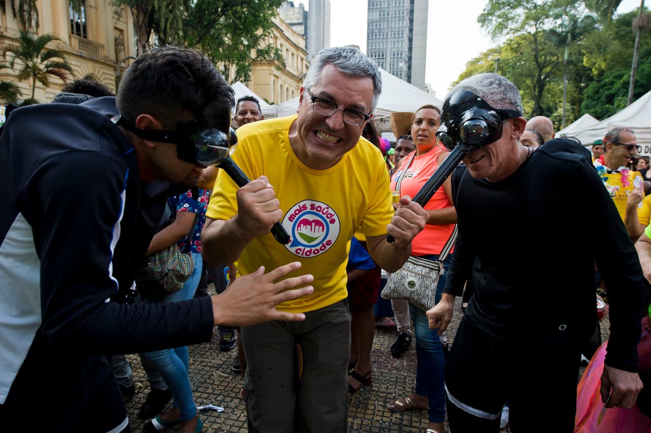 El secretario de Salud de Brasil. Alexandre Padilha, también salió a las calles de Brasil a celebrar el carnaval y acabar con el mosquito, incluso aquellos disfrazados por el carnaval.