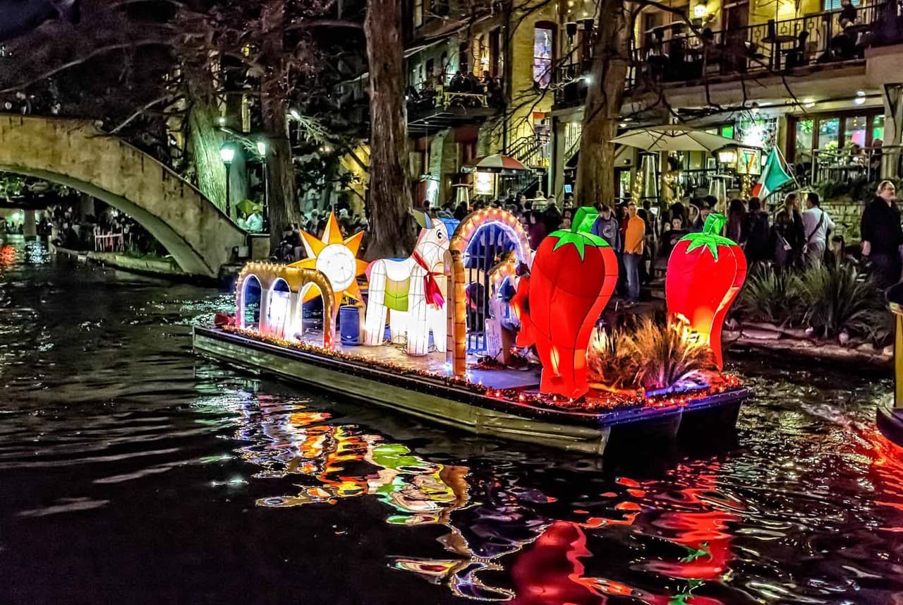 Cada año, el San Antonio River Walk es el hogar del 
<a href="https://www.thesanantonioriverwalk.com/events/ford-parade-of-lanterns/" target="_blank">Ford Parade of Lanterns</a>, donde diez botes de 26 pies de largo se llenan con grandes faroles iluminados que flotan a lo largo del centro de River Walk.