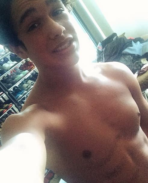 Por supuesto, ese six pack, es la sensación, por eso lo conserva haciendo mucho ejercicio.