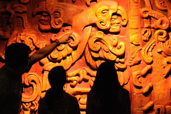 En la víspera de que se produzca el cambio de era del calendario maya, curiosos y turistas se acercan hasta el Monumento de Tortuguero, en el sureste de México, donde se halló el primer jeroglífico que hace referencia a esta fecha, convertido ahora en un improvisado lugar de culto.