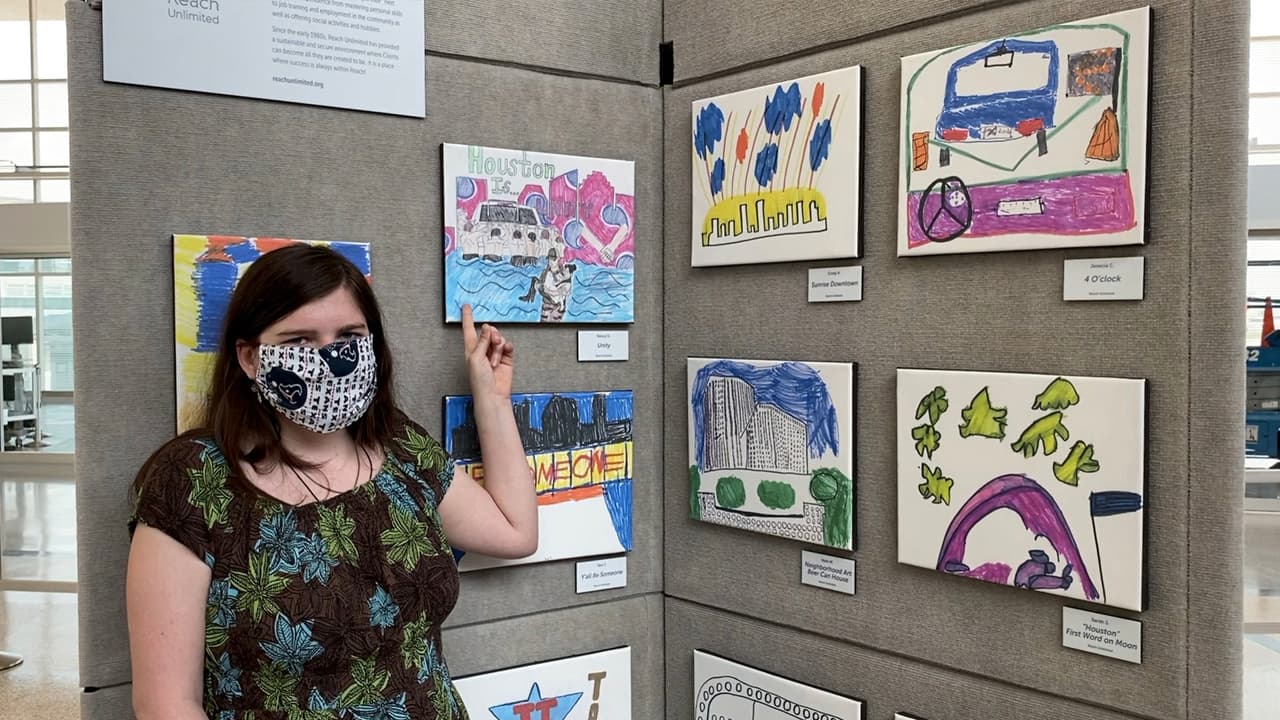 El público puede ver la exhibición en la rotonda principal del William P. Hobby y en el lobby de boletos de la Terminal A en el Intercontinental George Bush.