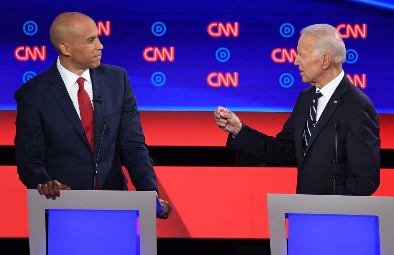 Pero no solo Harris, sino varios de la decena de precandidatos que compartieron el escenario en Detroit, enfilaron contra el exvicepresidente, quien lidera las encuestas de preferencias. El senador 
<a href="https://www.univision.com/temas/cory-booker-1">Cory Booker</a> tuvo un intenso intercambio con Biden por el tema de reforma criminal.