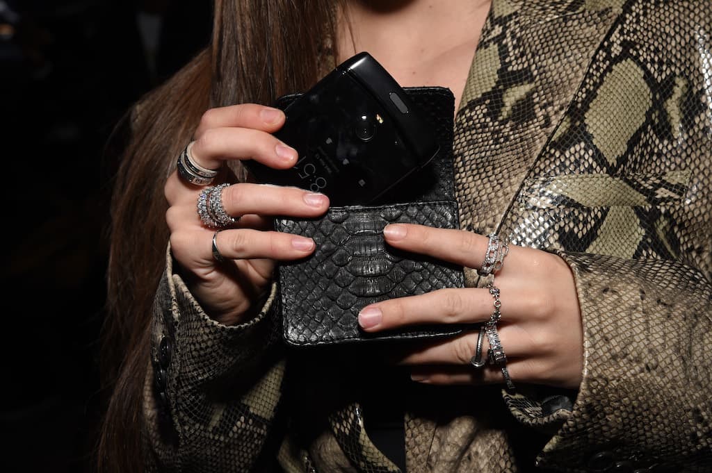 Cuando el teléfono está cerrado su tamaño es casi la mitad de un iPhone 11 Pro Max lo que lo convertirá en uno de los teléfonos más portátiles del mercado.
<br>