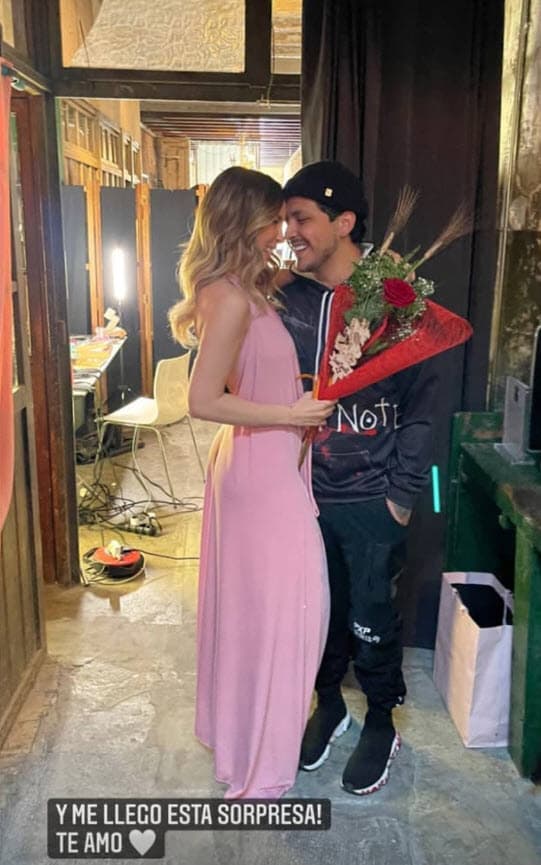 A finales de abril, trascendió que el intérprete de 'Adiós amor' había comprado un anillo de compromiso valuado en
<b>un millón de dólares</b>, según informó la periodista Nelssie Carrillo.
<br>