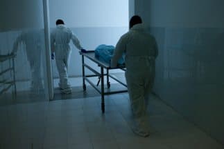 Familiares de policías asesinados identifican los cuerpos