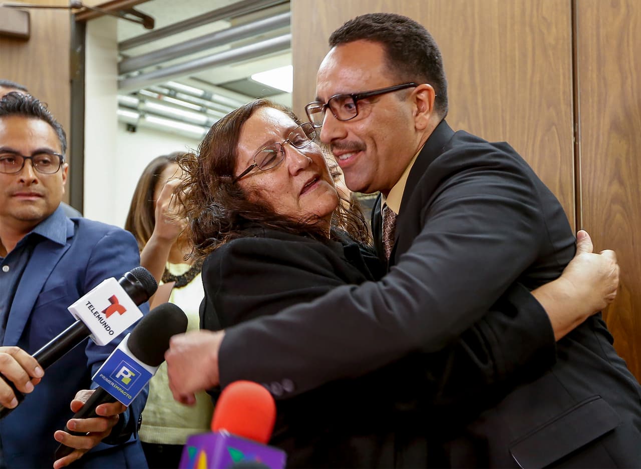 Contreras, de 41 años, abraza a su madre mientras sus abogados aplauden después de la audiencia en la que fue declarado inocente.