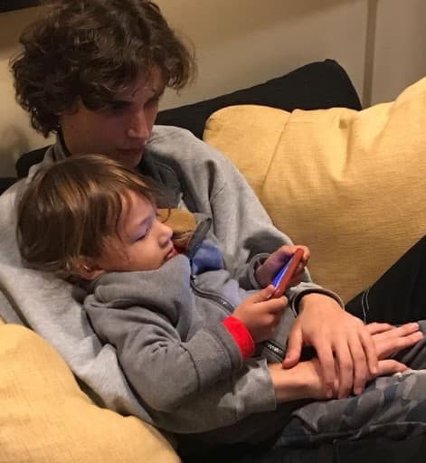 Alex Tacher es el tercer hijo de Alan, y el primer varón que llegó a revolucionar su vida. En la foto, con su hermanito Liam.