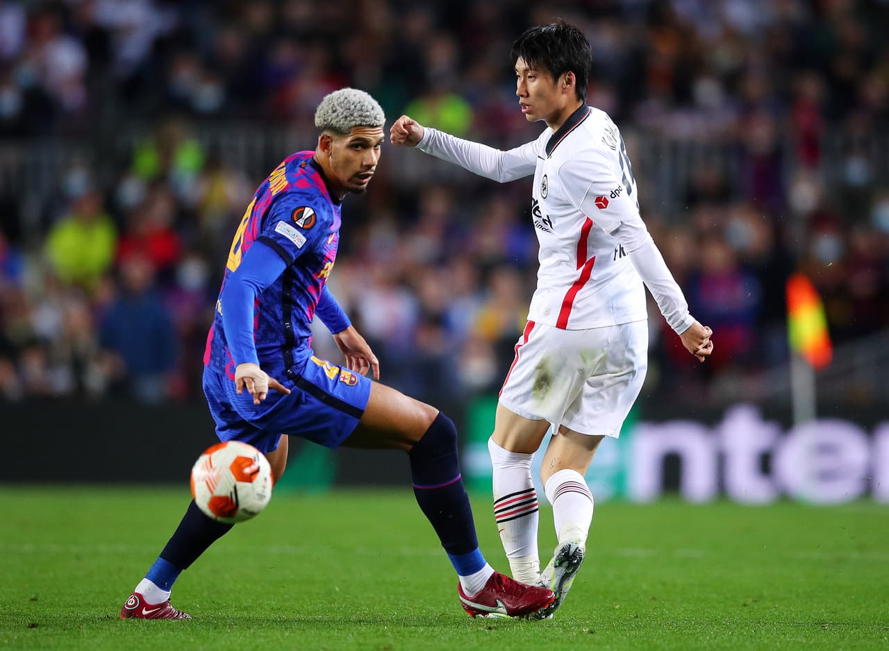 Contra todo pronóstico, el Eintracht Frankfurt se paró con mucha autoridad en el Camp Nou y eliminó a un muy tímido Barcelona que consumó un fracaso más en la temporada, una temporada en la que se irá en blanco.