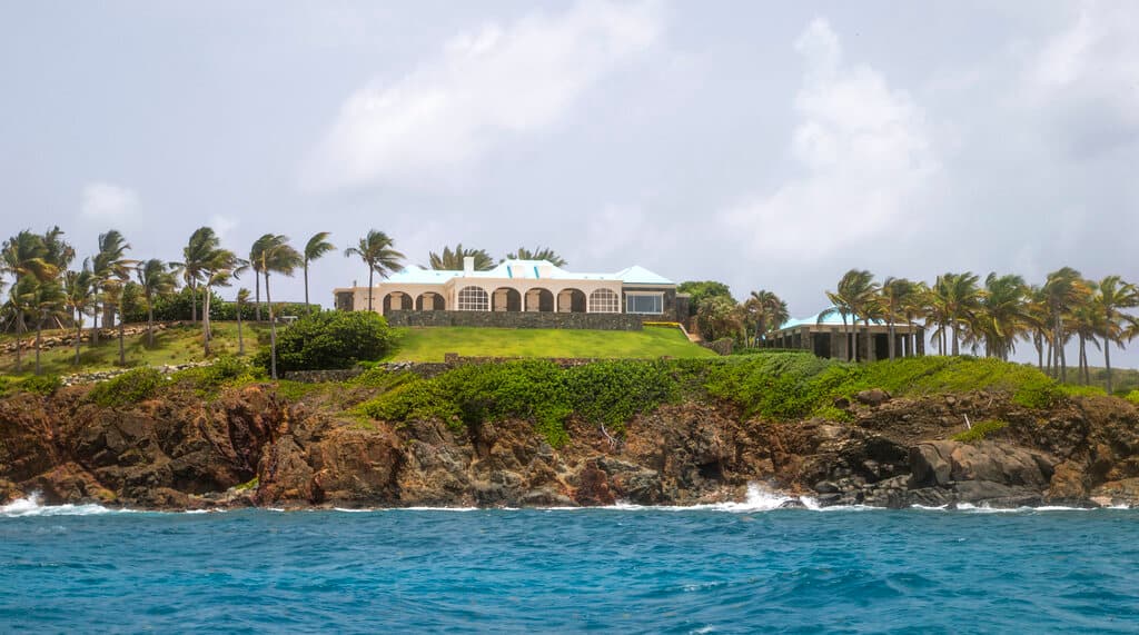 Esta foto del martes 9 de julio de 2019 muestra una estructura en la isla Little Saint James, en las Islas Vírgenes Estadounidenses. Los lugareños recordaron haber visto el helicóptero negro de Jeffery Epstein volando entre el aeropuerto internacional de St. Thomas y su helipuerto en la isla Little St. James, donde construyó esta mansión color crema con un techo turquesa brillante, rodeada de varias otras estructuras.