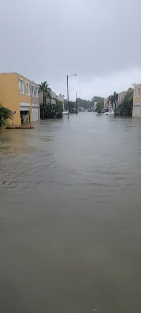 En lugares que no advertían riesgo de inundación, como este en Vega Alta, se reportaron escenas como la que muestra esta imagen.