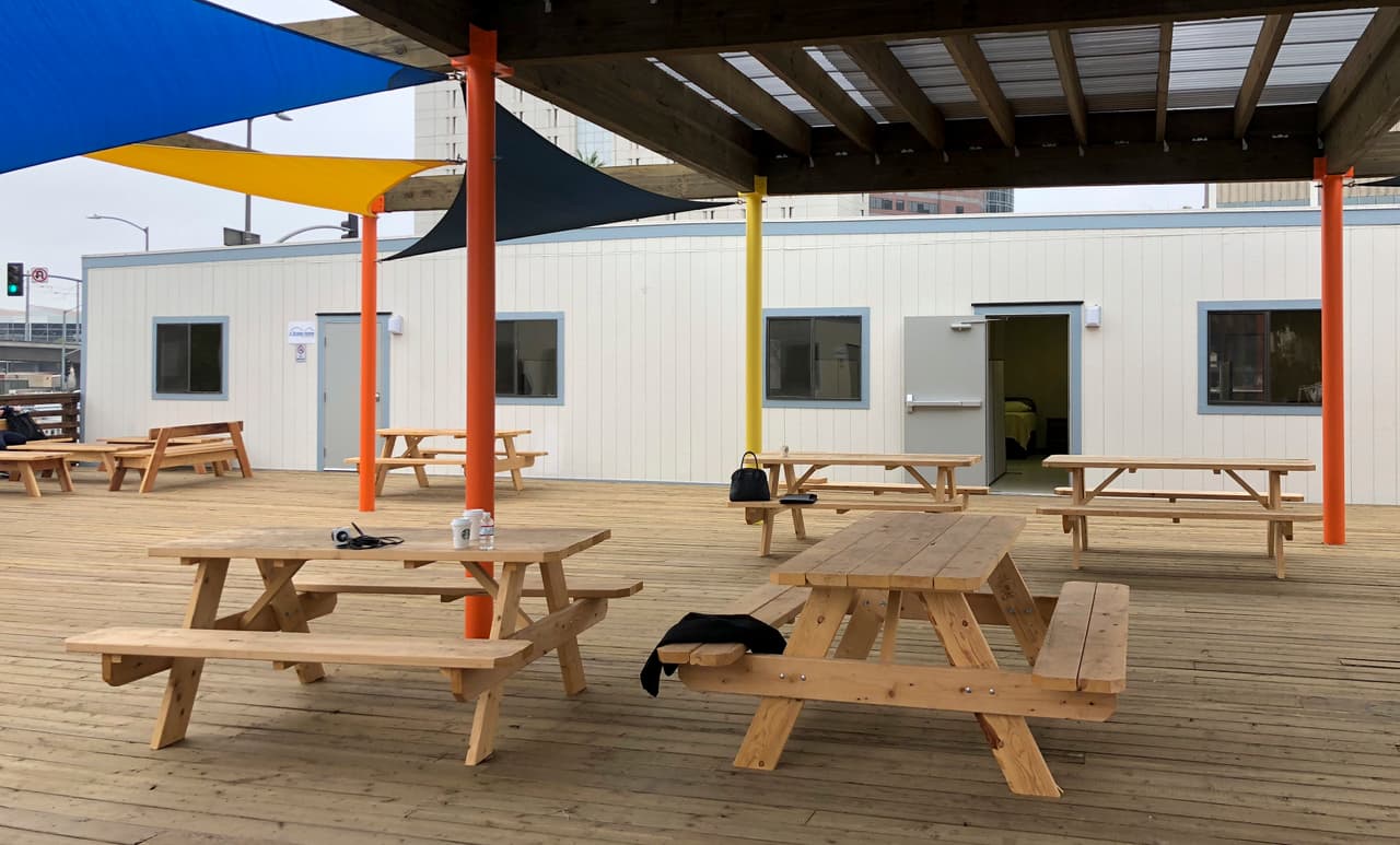 En el centro se ofrecen camas, tres comidas al día, espacio comunitario, consulta de casos y servicios de salud mental.