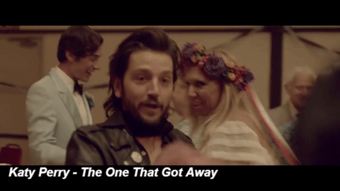 En el video 'The One That Got Away' el mexicano hace como que le roba un beso a la cantante.