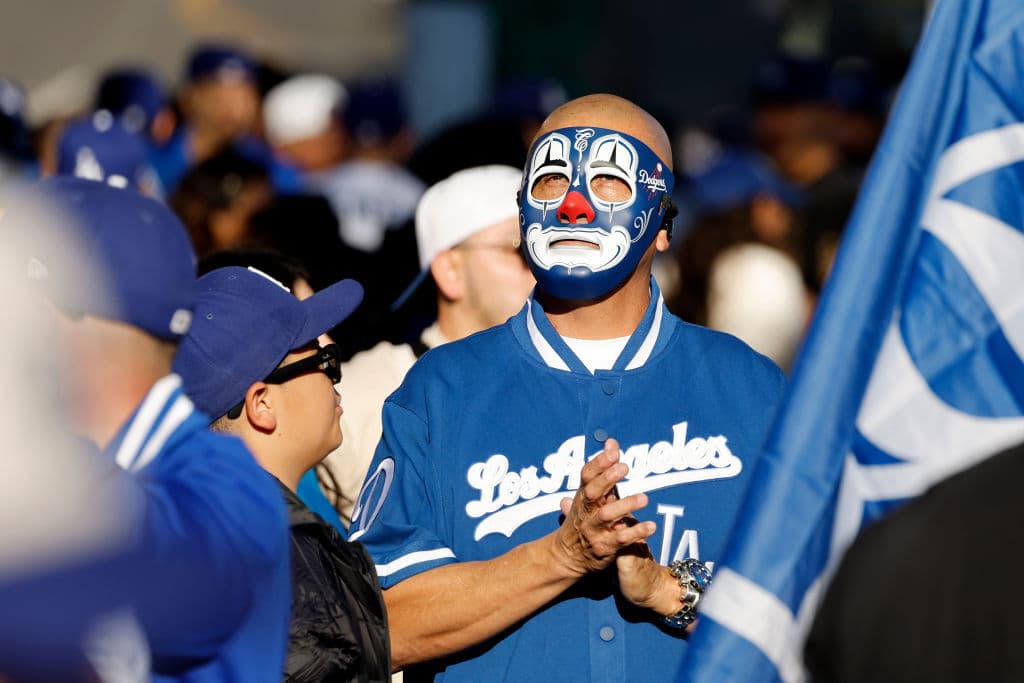 La comunidad hispana dijo que Fernando Valenzuela fue el factor principal por lo que las familias comenzaron a acercarse a ver el beisbol de las Grandes Ligas.