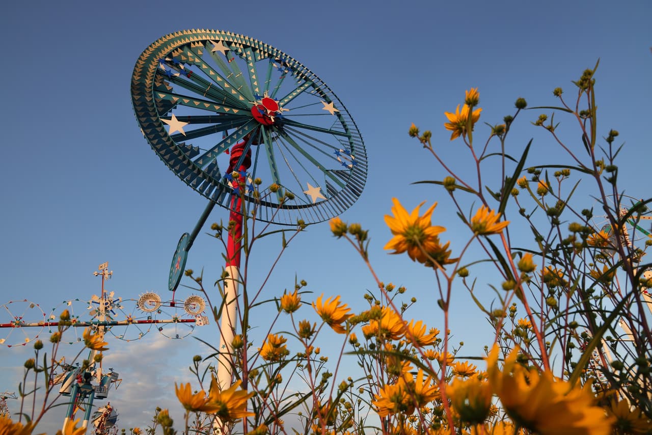 <b>Vollis Simpson Whirligig Park (Wilson)</b>
<br>
<b>Sitio web</b>: 
<br>
<b><a href="https://maps.app.goo.gl/5ruBnNvEghUFELKD7">Cómo llegar</a> </b>
<br>
<br>Esta colección de molinetes (grandes molinos de viento mecánicos de madera impulsados por el viento) ilumina el paisaje gracias al fallecido artista folclórico local Vollis Simpson. Los dispositivos incorporan movimientos y sonidos complejos y son parte integral de más de 30 obras de Simpson, algunas de las cuales han sido exhibidas en el Museo de Arte de Carolina del Norte en Raleigh y el High Museum of Art en Atlanta.