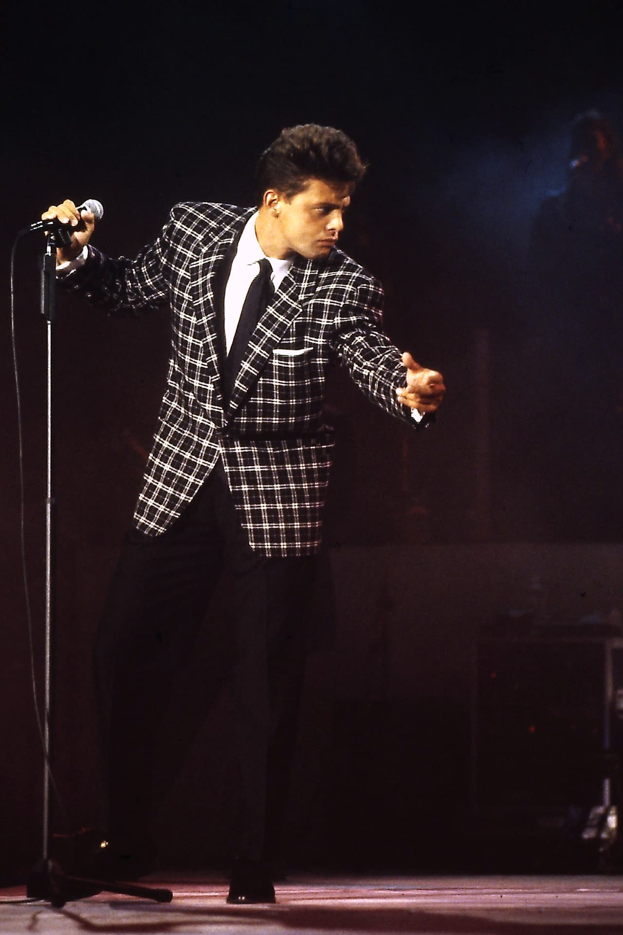 Ya entrado el nuevo siglo, el intérprete de ‘La incondicional’ siguió gozando de su éxito y reconocimiento, ya no solo a nivel nacional sino mundial.