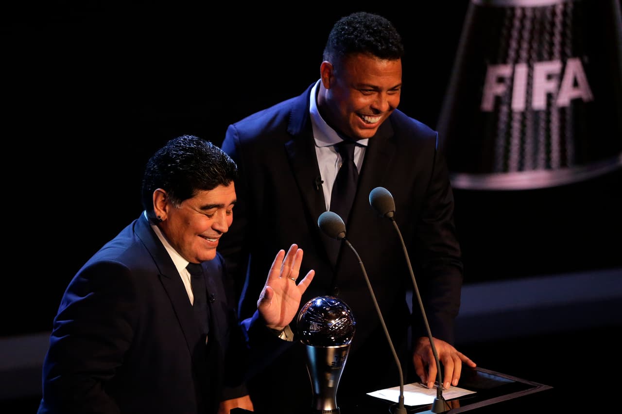 Por último, se entregó el Premio The Best al Mejor Futbolista, el cual fue entregado pro Diego Armando Maradona y Ronaldo.