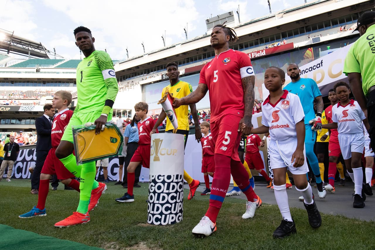 Los capitanes Andre Blake (izquierda) y Román Torres (derecha) listos para el juego entre Jamaica y Panamaá por los Cuartos de Final de la Copa Oro en el Lincoln Financial Field de Philadelphia.
