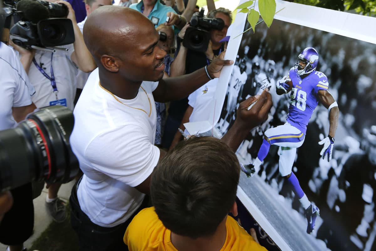 Adrian Peterson establece como meta para el 2015 2,500 yardas