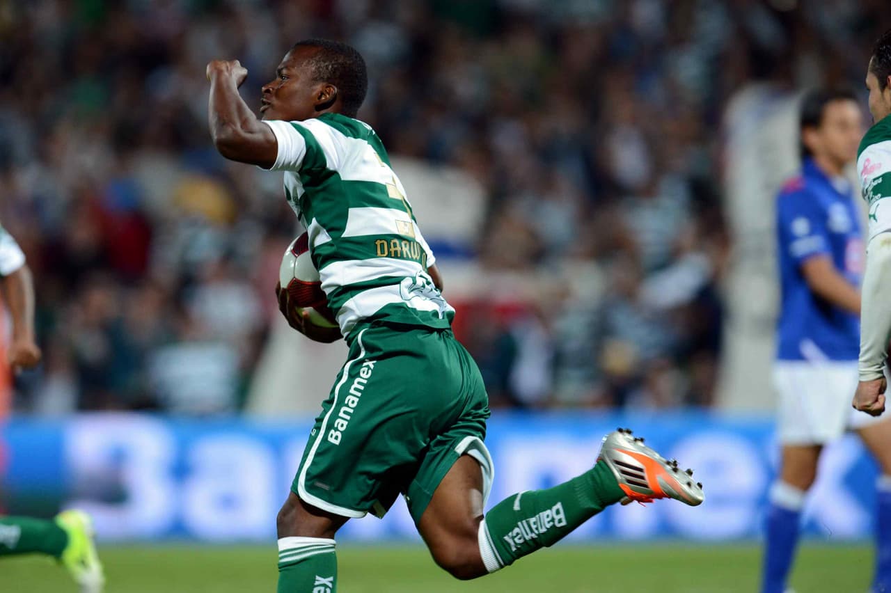 Eso no impidió que por su nombre el delantero fuera relacionado como 'científico del gol', en referencia a Charles Darwin. Y es que el nombre del colombiano es Carlos Darwin Quintero.