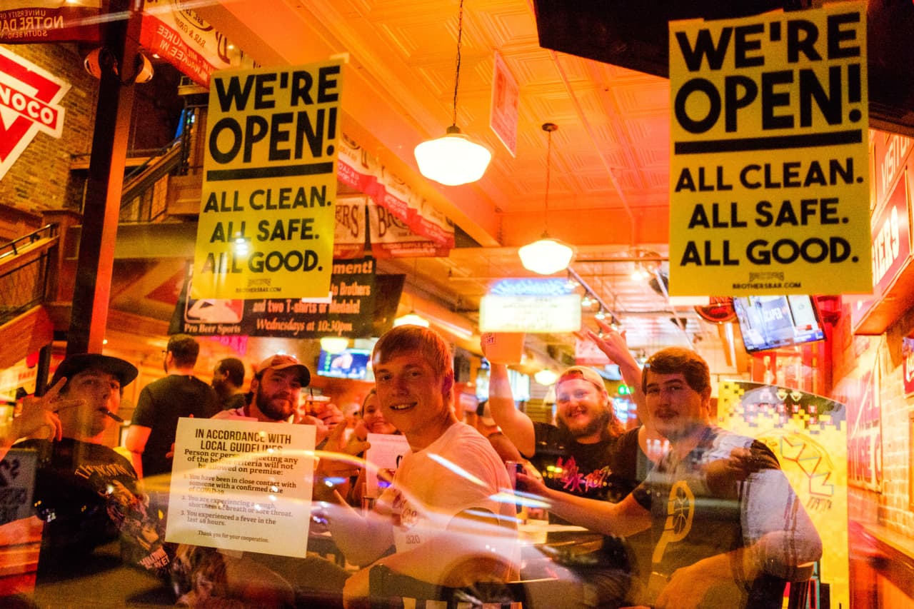 <b>Indiana y Dakota del Norte | Índice de recuperación: 84%. </b>La ocupación en los hoteles del país tuvo su punto mínimo el 11 de abril, cuando se registró un 68.35% menos del promedio. El 15 de agosto se registraba todavía un 30% menos. En la fotografía, un bar recién reabierto en Bloomington, Indiana, a mediados de mayo.