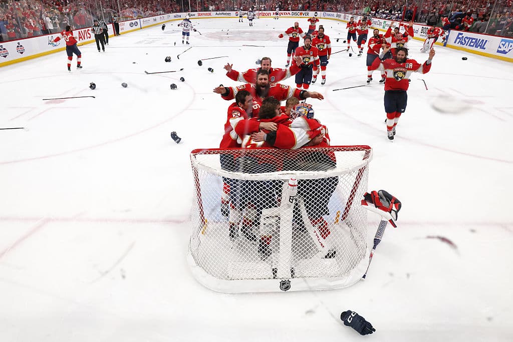 El equipo de los Florida Panthers celebra tras el triunfo sobre los Edmonton Oilers 5-1 en el sexto juego de la final.