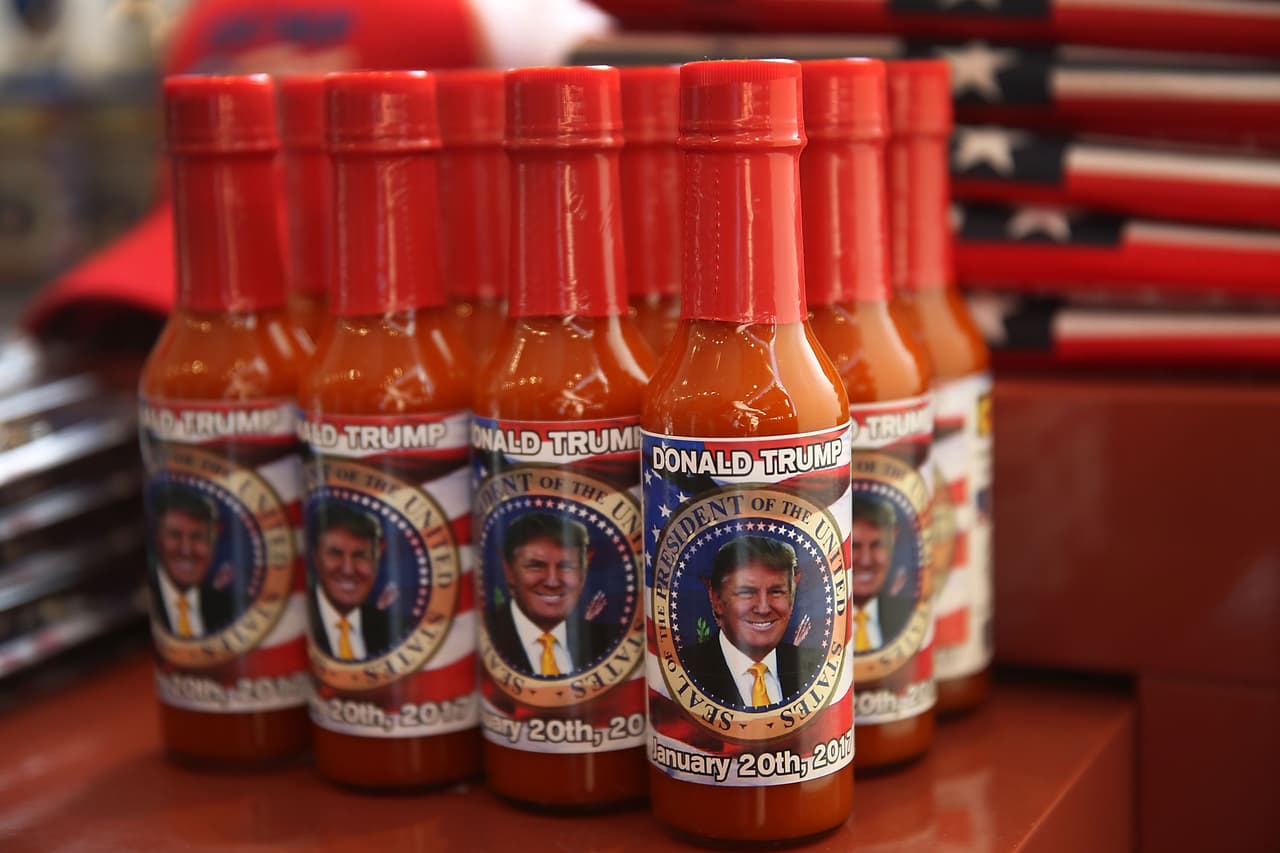 Un frasco de salsa picante de Donald Trump se vende en la tienda Stars and Stripes de Washington.