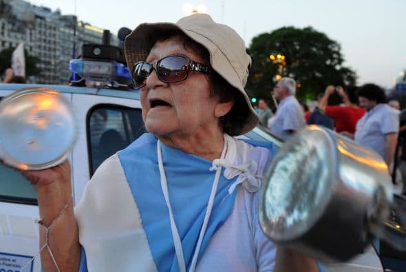 La mayoría de los movilizados fue gente de clase media, como en el "cacerolazo" del 13 de septiembre, irritada por la veda total a la compra de dólares para ahorro u operaciones inmobiliarias que impuso Kirchner con el fin de no quedarse sin divisas para el pago de deuda e importaciones.