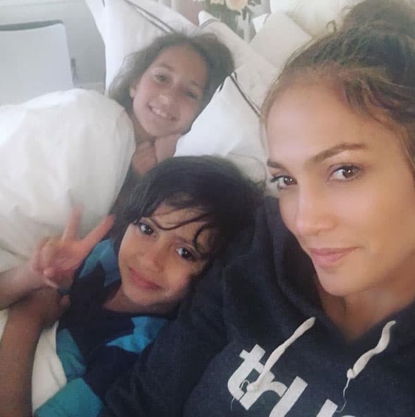 La 'Diva del Bronx' ha reiterado que todavía
<b><a href="https://www.univision.com/entretenimiento/maxima-presion-jlo-publica-esta-foto-y-los-fans-claman-por-la-boda-a-rod-y-el-pa-cuando">no piensa en casarse con Alex Rodríguez</a></b>, pues es algo que "si tiene que pasar, pasará en el momento indicado".