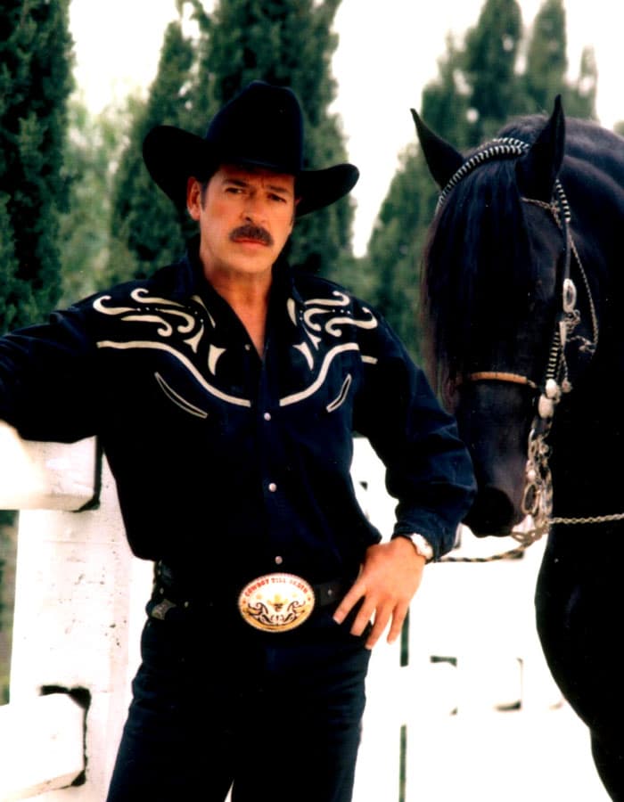 Además, cuando utiliza un 'look' muy campirano, el bigote realza su galanura.