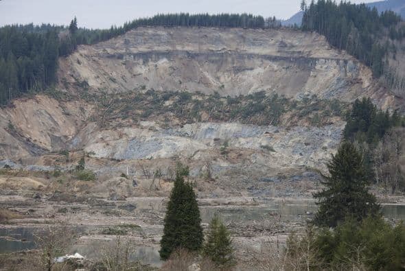 Geólogos y otros expertos dijeron que, probablemente, el río Stillaguamish causó erosión en una zona que había sido formada por glaciares.
