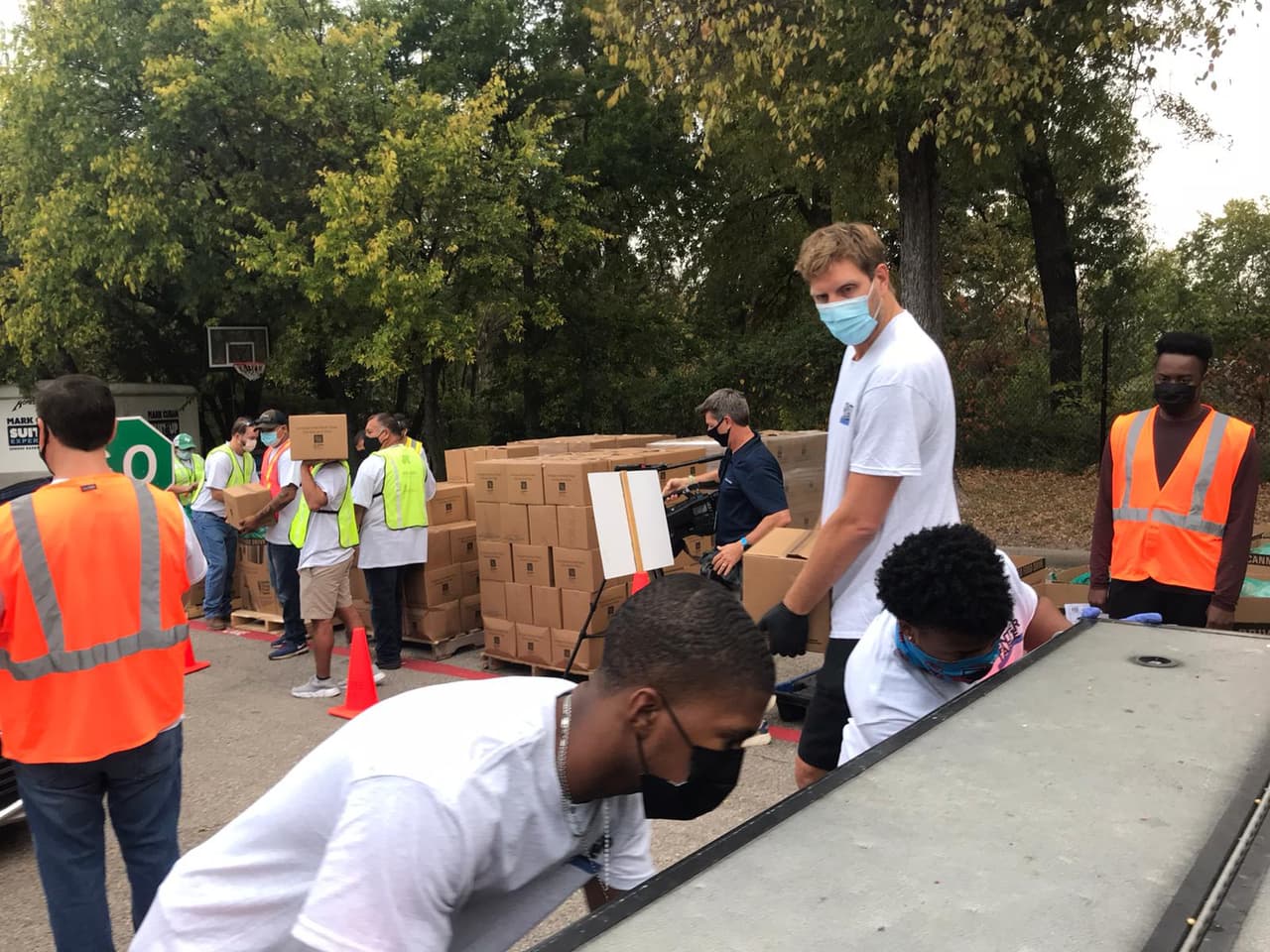 Un evento de distribución de alimentos se llevó a cabo este jueves por la mañana en el Centro Marc Cuban Héroes de la ciudad de Dallas.
<br>