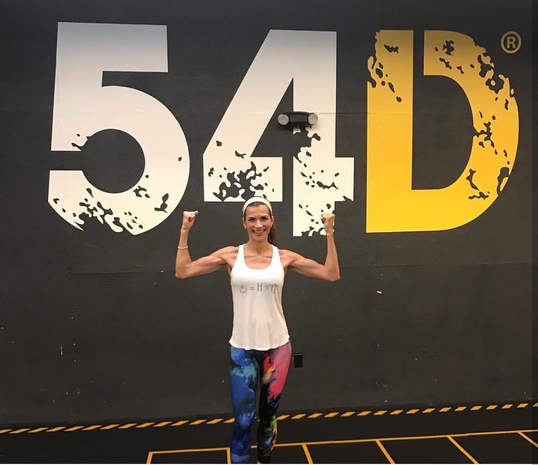 En este camino de acondicionamiento no ha estado solo, su esposa Cristy Bernal se unió al reto en donde mutuamente se apoyan y disfrutan las horas en el gimnasio.
<br>