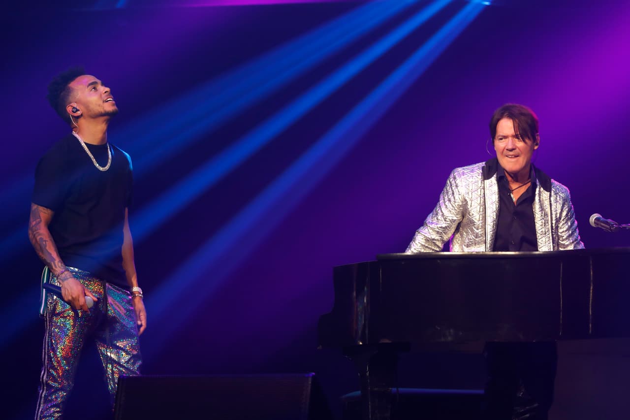 <b><a href="https://www.instagram.com/ozuna/">Ozuna</a></b>, aquí junto al pianista Arthur Hanlon, se mantiene enfocado en sus compromisos profesionales y ha recalcado que está disponible para declarar ante las autoridades de Puerto Rico si es que lo llamaran para que hable de 
<b>su relación con Kevin Fret</b>. Según el abogado Antonio Sagardía, el cantante le llegó a pagar grandes sumas de dinero al hoy fallecido, con la intención de que no publicara el video que sabía 
<b>traería tristeza y dolor, sobre todo a su familia</b>.