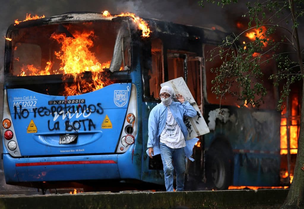 Algunos manifestantes quemaron vehículos, saquearon tiendas, vandalizaron edificios gubernamentales y se enfrentaron a la policía antimotines. En Cali, la tercera ciudad más importante del país, 
<b>la fiscalía investiga la muerte de una decena de personas </b>para saber si están realacionadas con las protestas.
