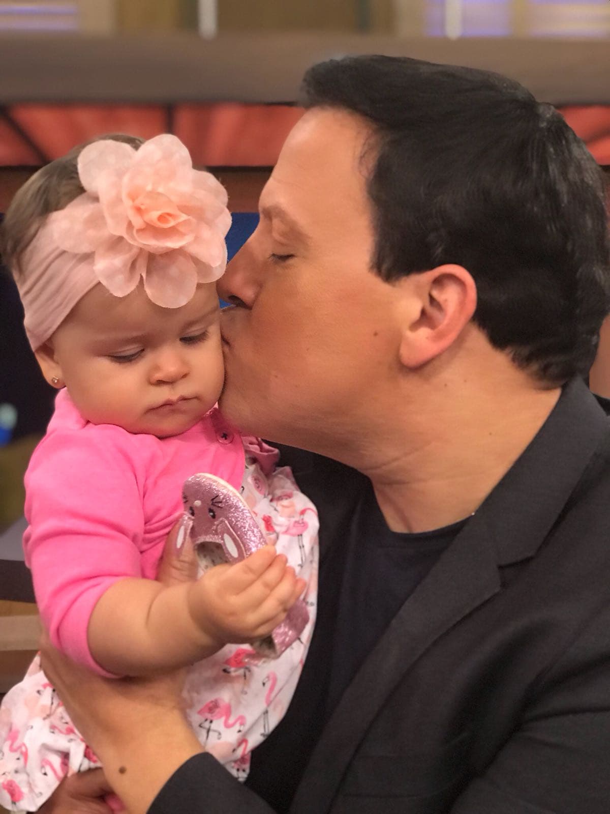 Mientras Silvana jugaba con sus zapatos, el venezolano la llenó de besos.