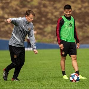 Con dos goles, dos asistencias y su calidad, 'Pity' Martínez tiene encantado a Frank de Boer en Atlanta