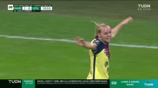 ¡Hace un atajadón, pero la suelta! Luebbert solo la empuja y pone el 1-0