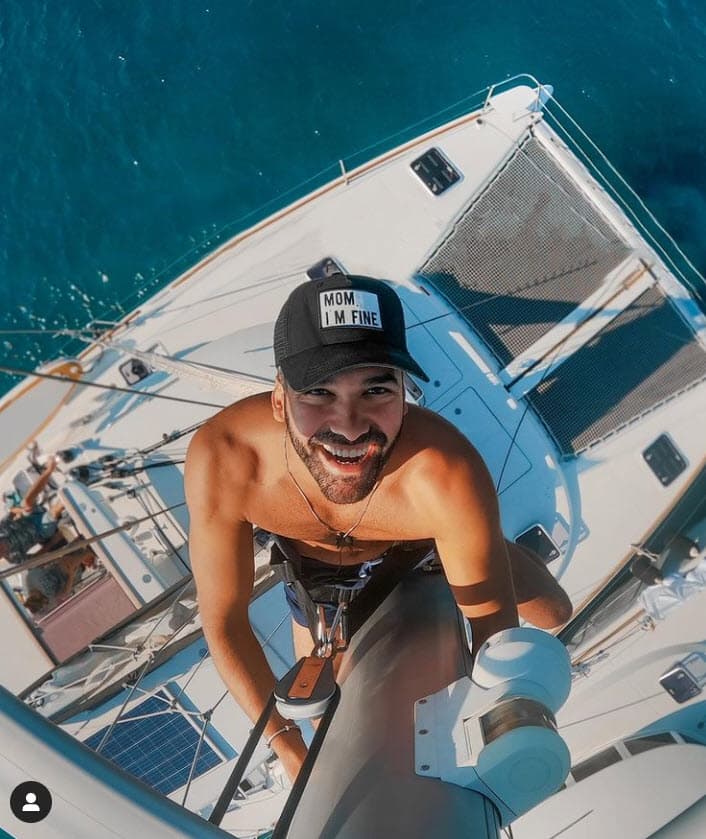 En marzo de 2016, anunció a su familia y amigos que renunció a su trabajo para viajar por el mundo. Esta decisión le hizo establecer una misión en la vida: "Crear una comunidad con 
<b><a href="https://www.instagram.com/momimfine/" target="_blank">una mentalidad atrevida y solidaria</a></b>", según se lee en su perfil de Instagram.
<br>