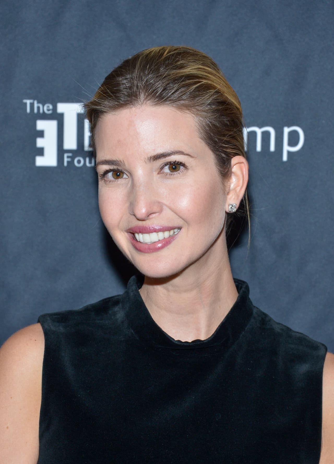 Aunque la madre de Ivanka, Ivanna Trump ostenta unos poderosos ojos azules, solo su hermano Eric Trump heredó ese tono, el resto de hermanos incluída Ivanka tienen ojos cafés.