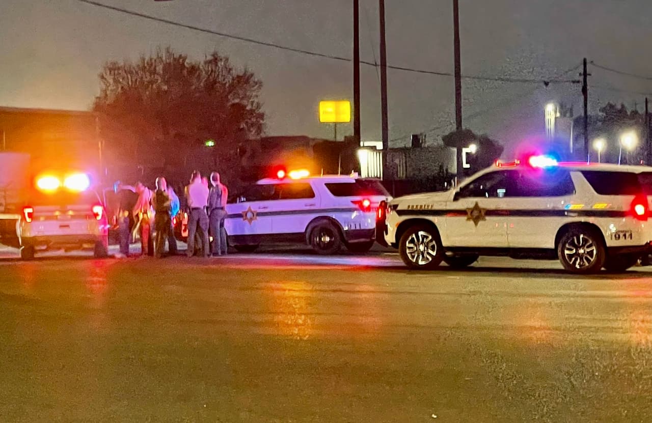 Tirador es abatido por la Policía tras chocar su coche y disparar a agentes en el sureste de Fresno