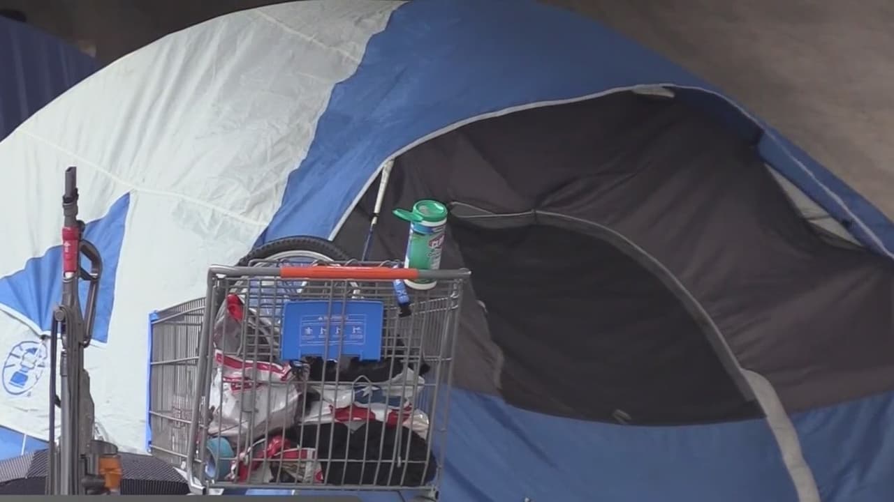 Un proyecto de ley busca prohibir que indigentes acampen en lugares públicos de Texas
