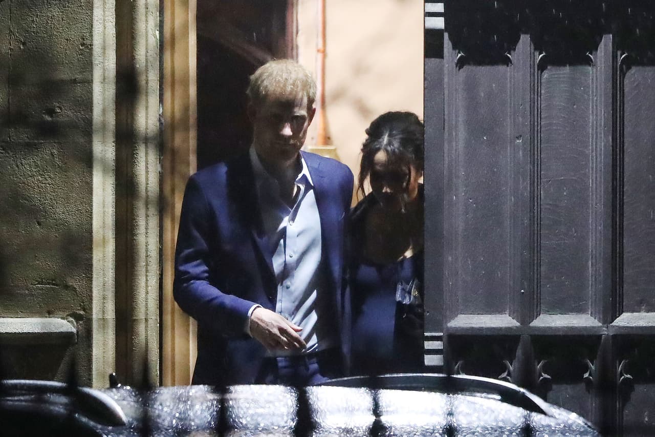 Meghan asistió al concierto de villancicos en la iglesia de St. Luke visitiendo un abrigo azul y un vestido del mismo tono que dejaban a la vista su prominente ‘baby bump’.
<br>