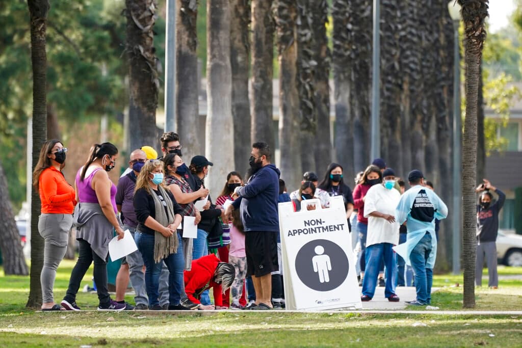 Un grupo de personas hacen fila para hacerse la prueba de covid-19 el miércoles 12 de enero de 2022 en Long Beach, California.