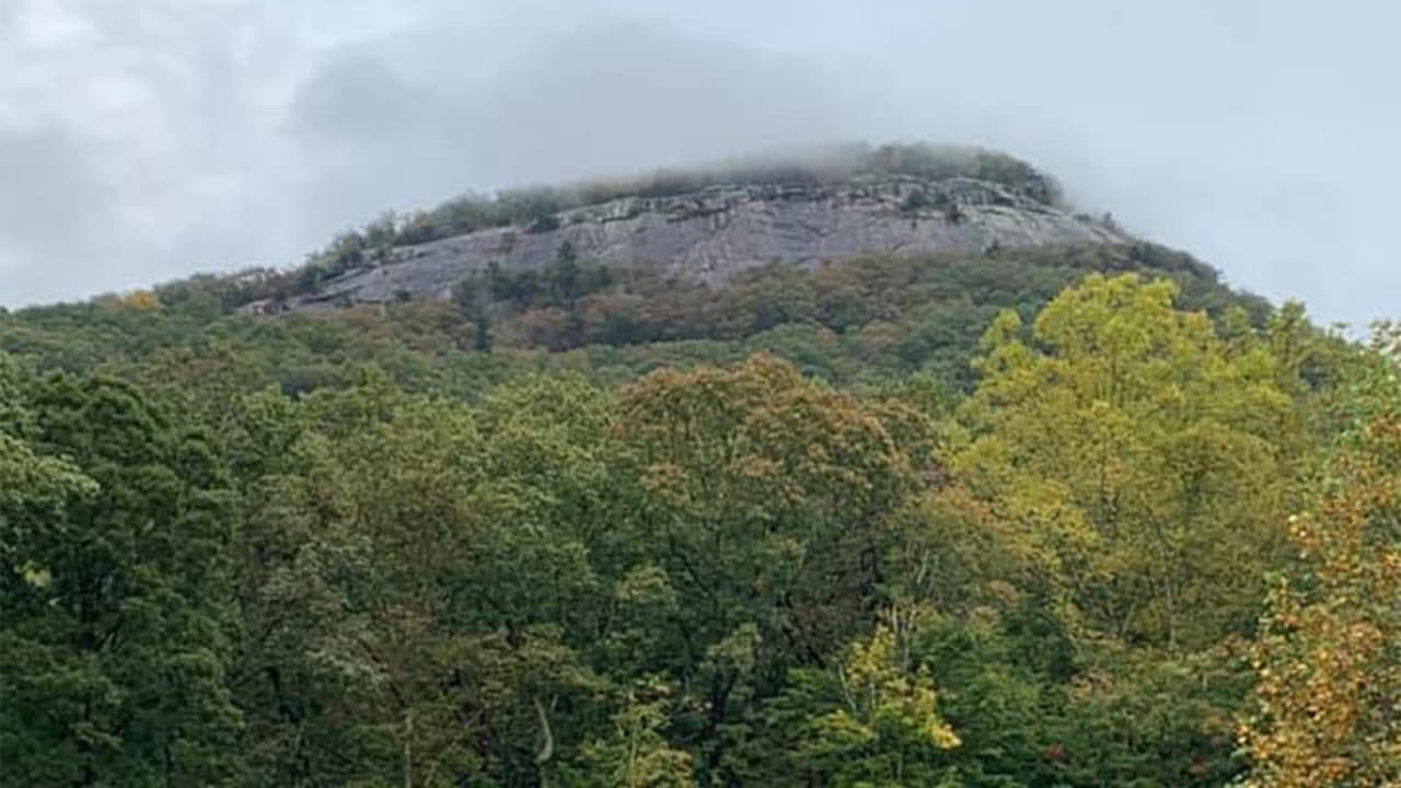 “Debido a la ubicación del paciente, el personal tuvo que usar el sistema de cuerdas y la camilla de canasta para levantar a la víctima de regreso a la cima de la roca. Esta era un área extremadamente peligrosa y la seguridad del personal era motivo de preocupación”, dijo David Murphy, director de Seguridad Pública del Condado de White, David Murphy.