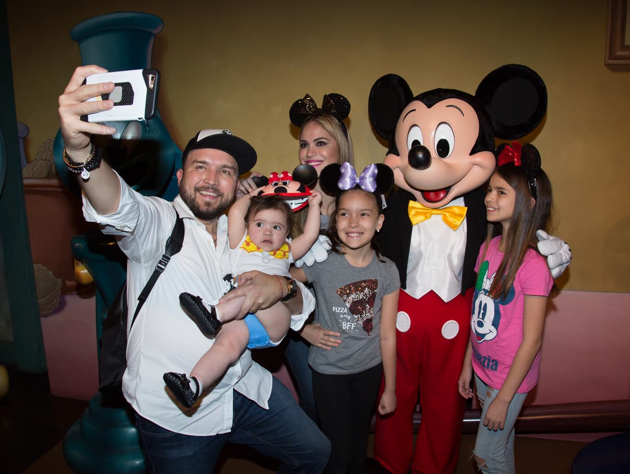 Todos se retrataron junto a la mascota del parque, ubicado en Anaheim, California.