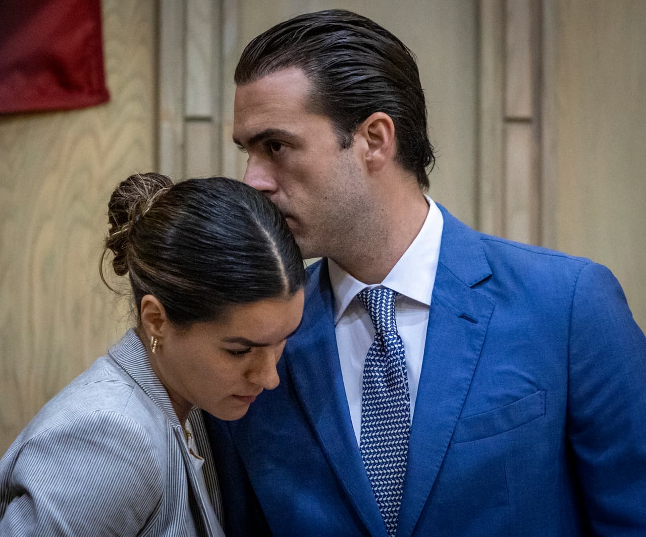 Hernández, quien no iba armado, sufrió una lesión traumática cerebral y falleció cuatro días después en un hospital.
<br>