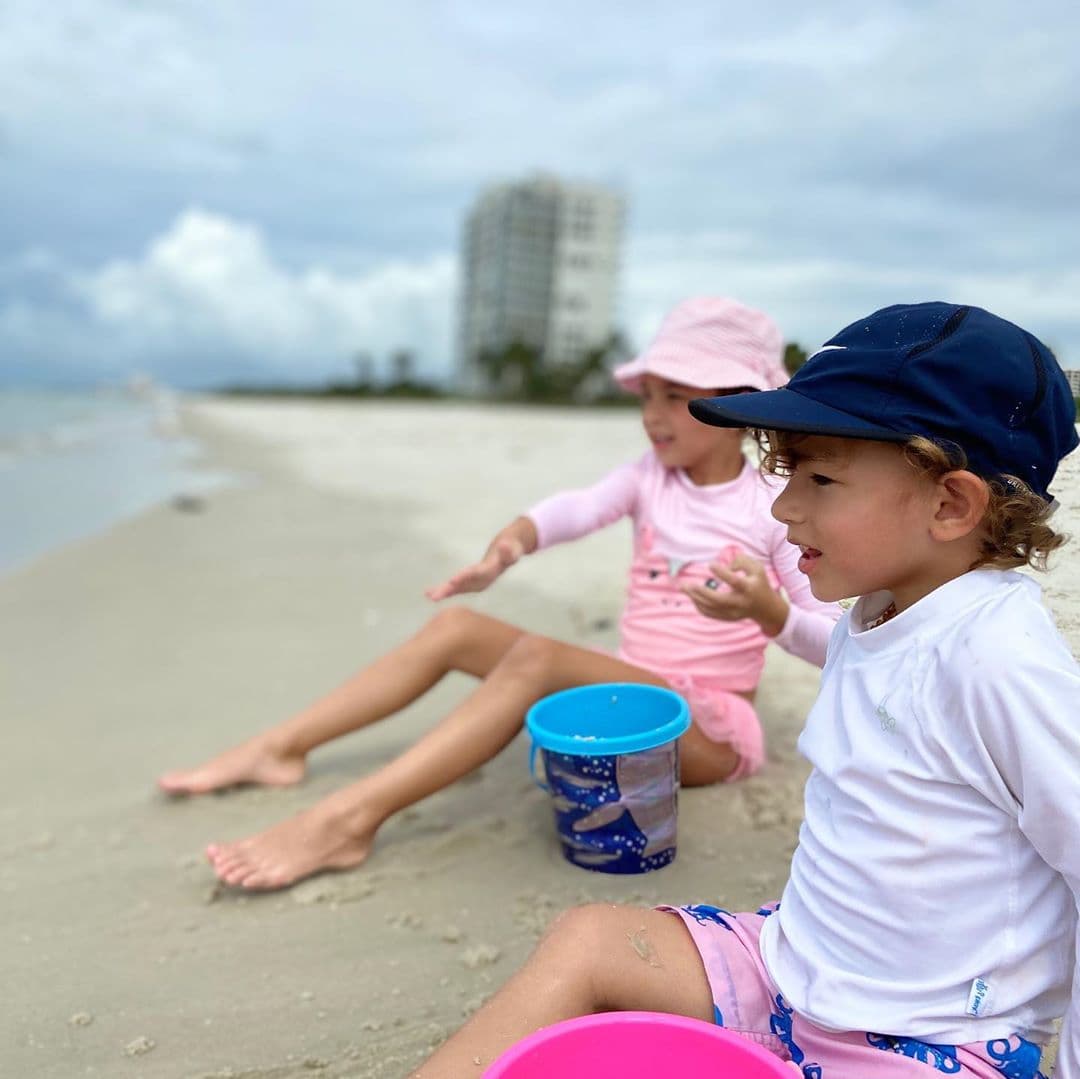 Michelle y Liam están creciendo juntos y al ser poca la diferencia de edades se divierten al máximo. Así lucieron sobre la arena en sus más recientes vacaciones en familia.